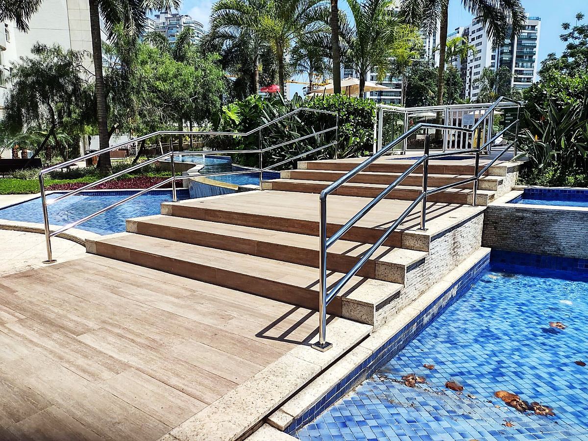 Corrimãos em área de piscina
